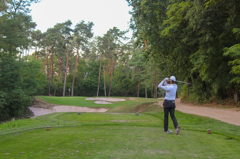 Golfer beim Abschlag auf dem Platz