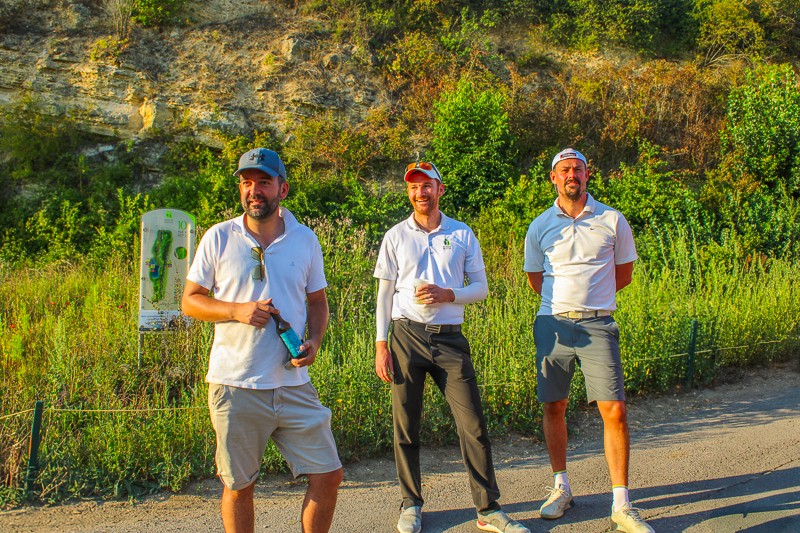 Golfer auf dem Platz im Sonnenuntergang