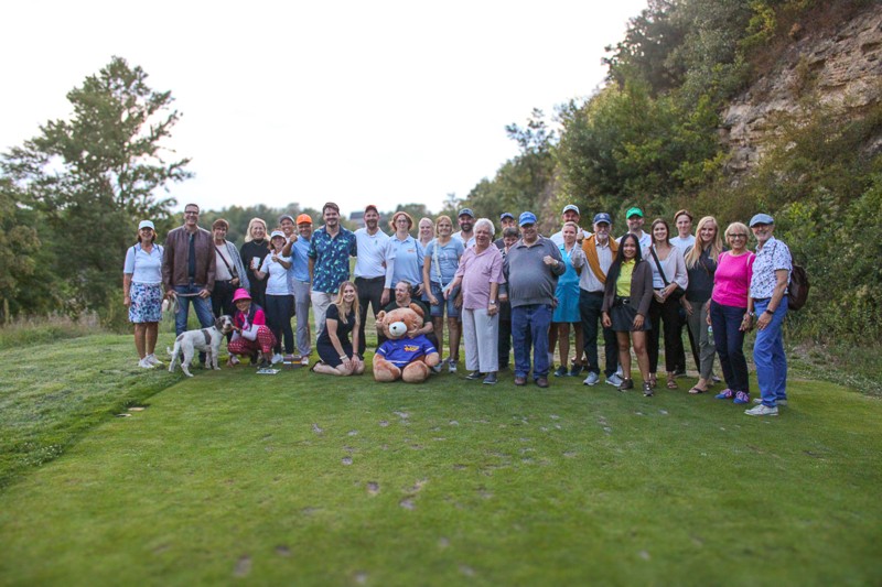 Gruppe von Unterstützerinnen und Unterstützern auf dem Golfplatz