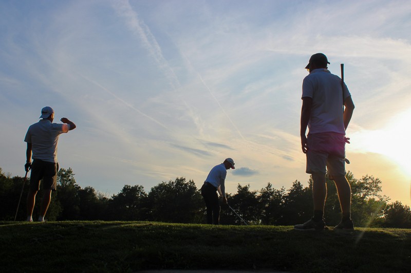 Die drei Golfer auf dem Platz